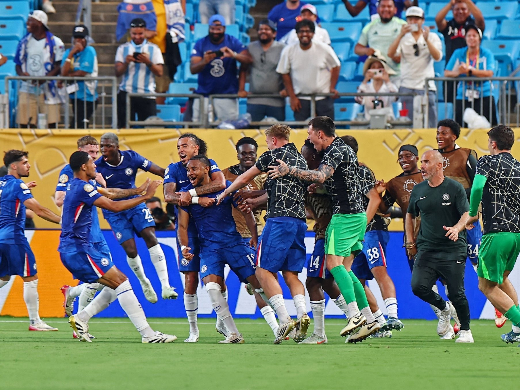 易游yy官网-里程碑夜！本菲卡完成体检；欧冠冲刺阶段刷纪录；球迷炸锅；阵容厚度经受考验